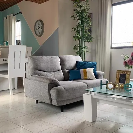 Apartamento Apartamento Con Tres Habitaciones, Tres Banos, Con Aire Acondicionado A 3 Minutos Del Aeropuerto, A 7 Minutos Del Sector Historico.